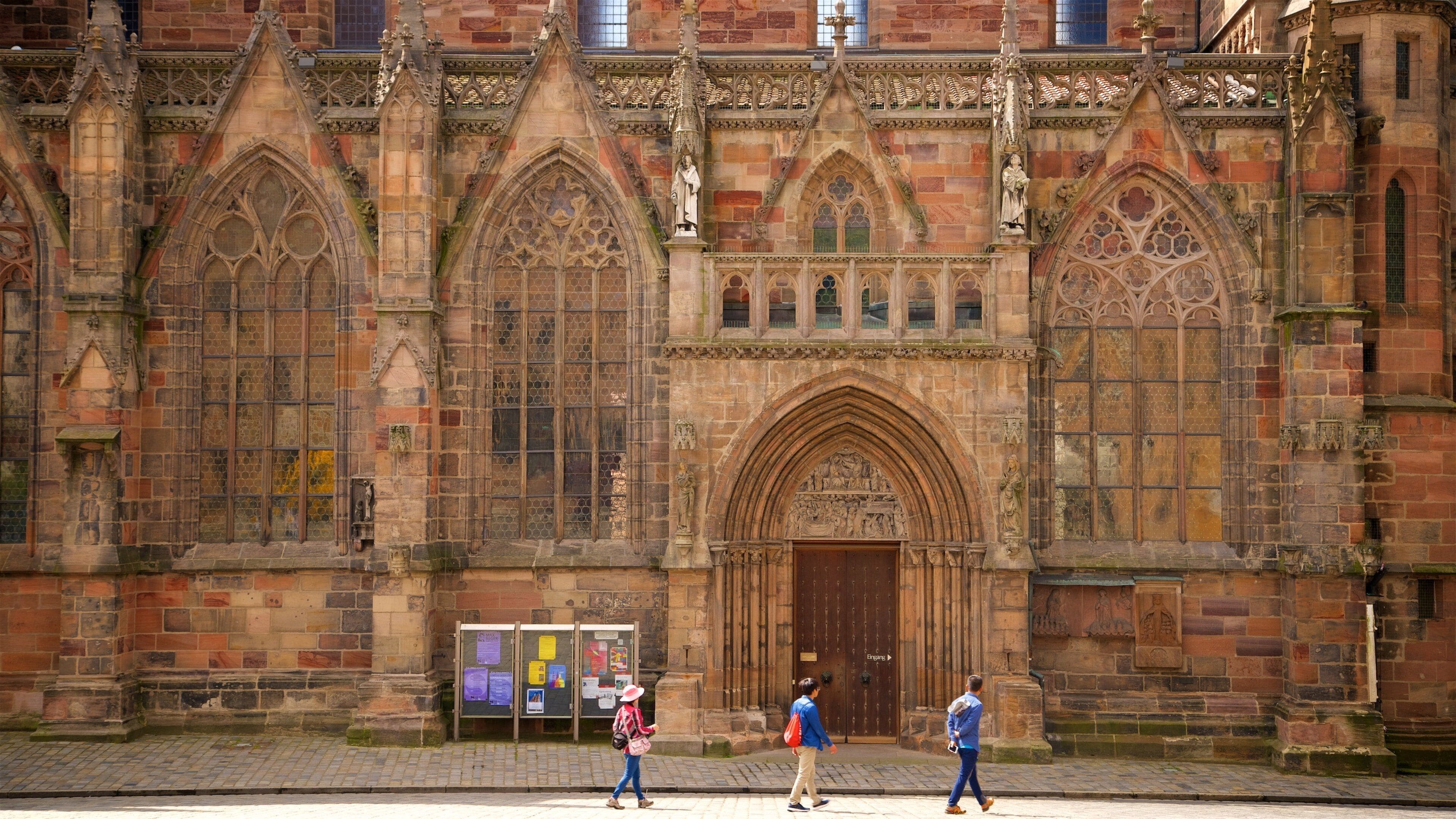 St. Sebalduskirken som inkluderer kulturarv og kirke eller katedral i tillegg til en liten gruppe med mennesker