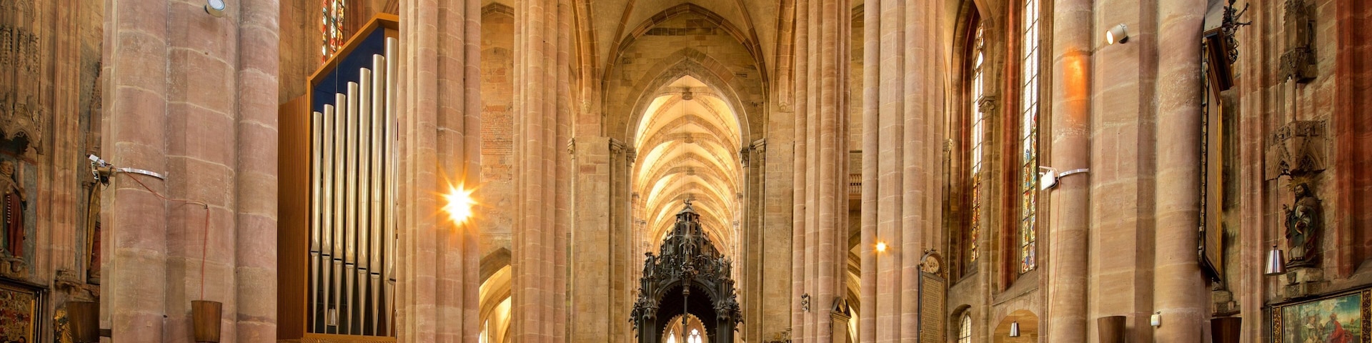 Igreja de SĂŁo Sebaldo caracterizando elementos de patrimĂŽnio, vistas internas e uma igreja ou catedral