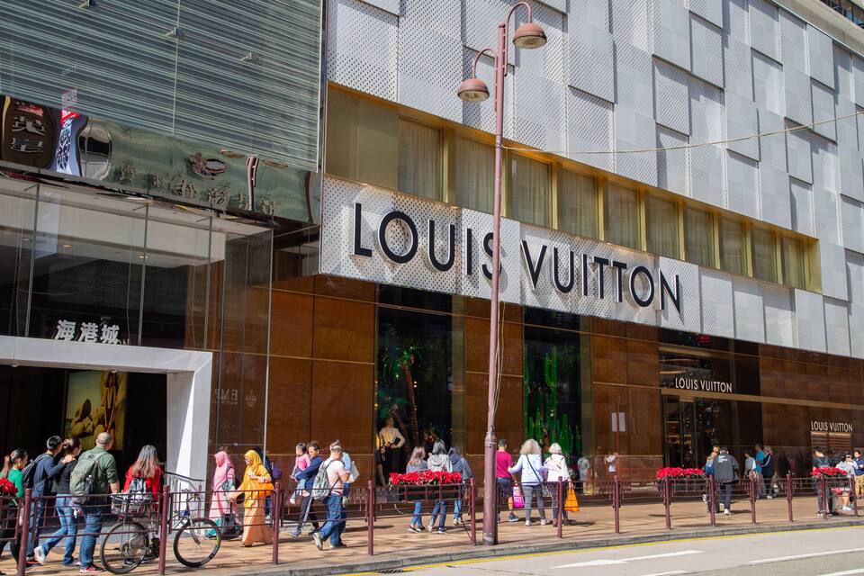 Una tienda Louis Vuitton con fachada moderna y amplios ventanales de vidrio.