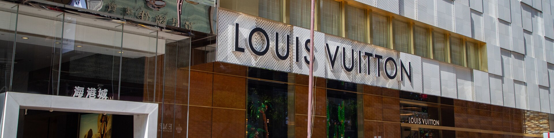 Harbour City showing street scenes, a city and signage