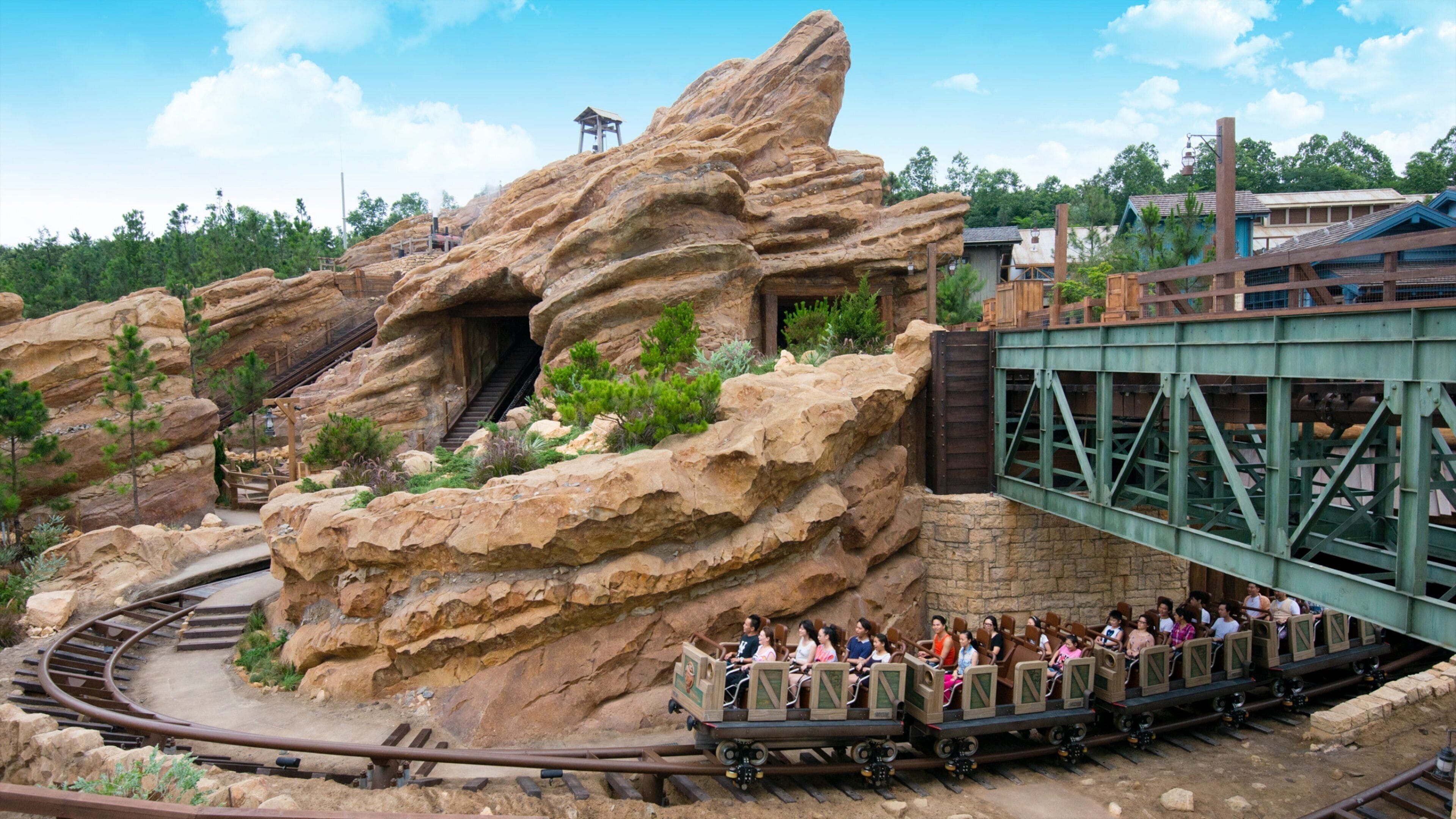 Hong Kong Disneyland® Resort in Lantau | Expedia.co.in