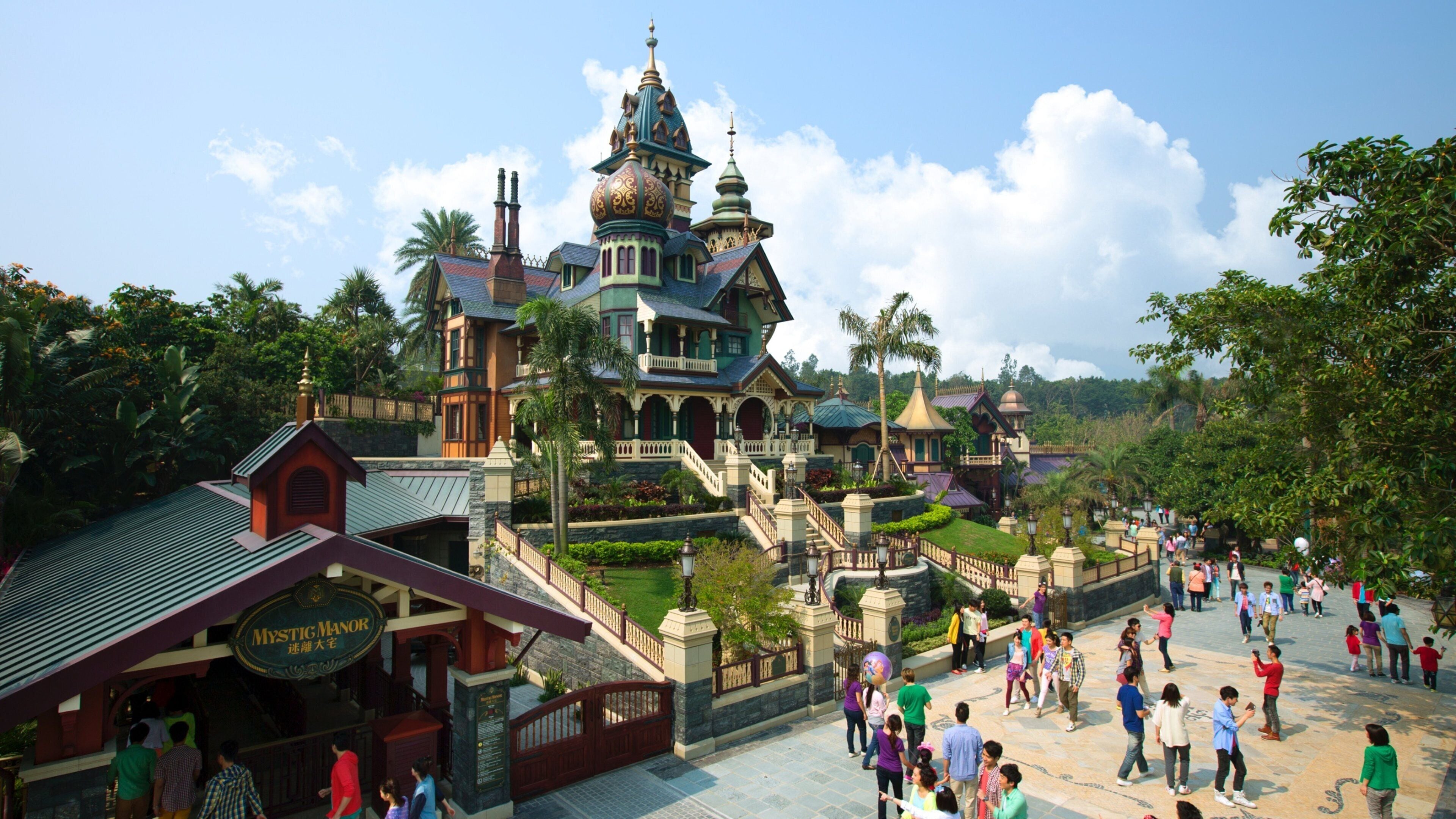 Hong Kong Disneyland mostrando paseos