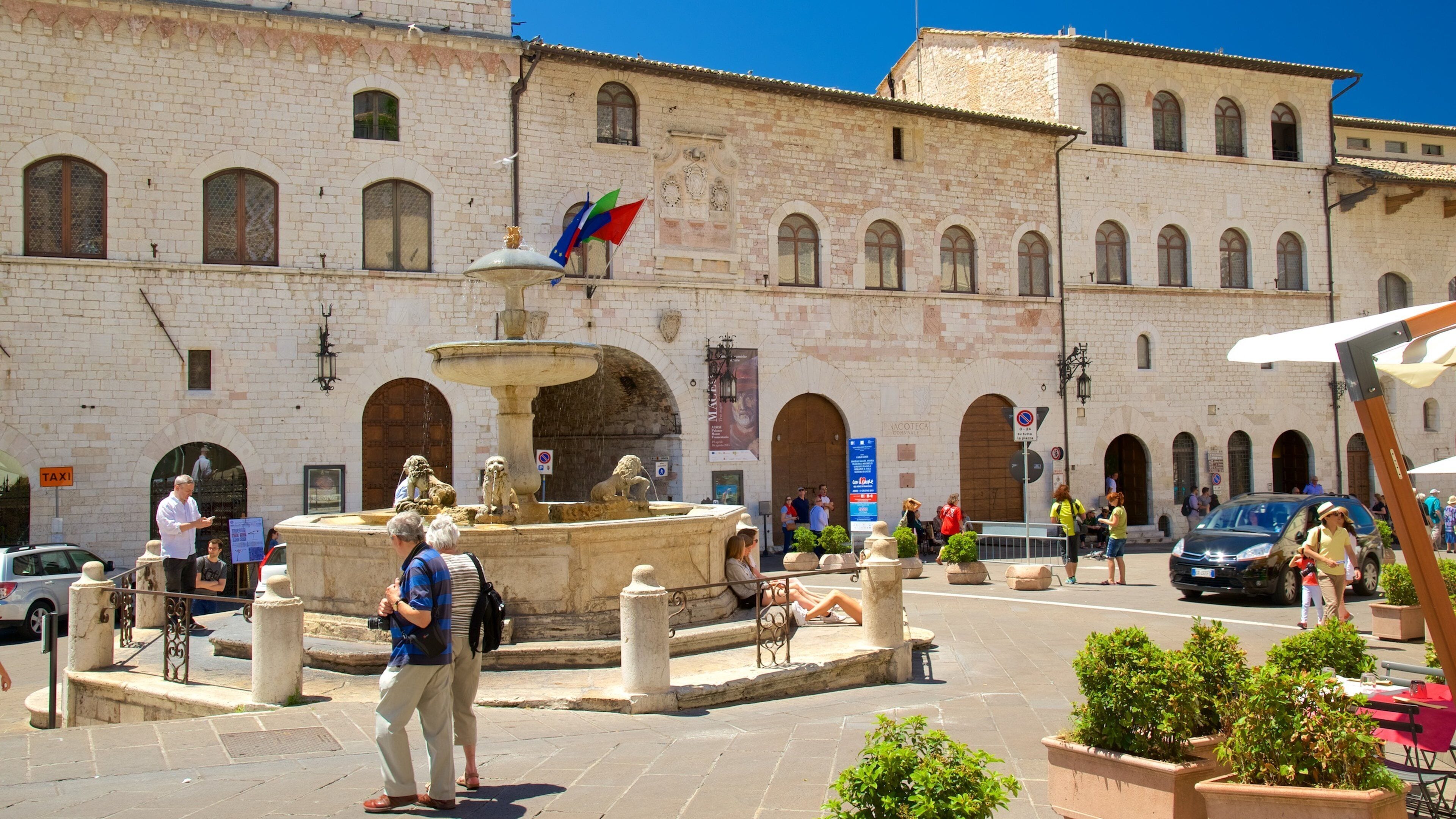 Piazza del Comune featuring street scenes, a fountain and a city