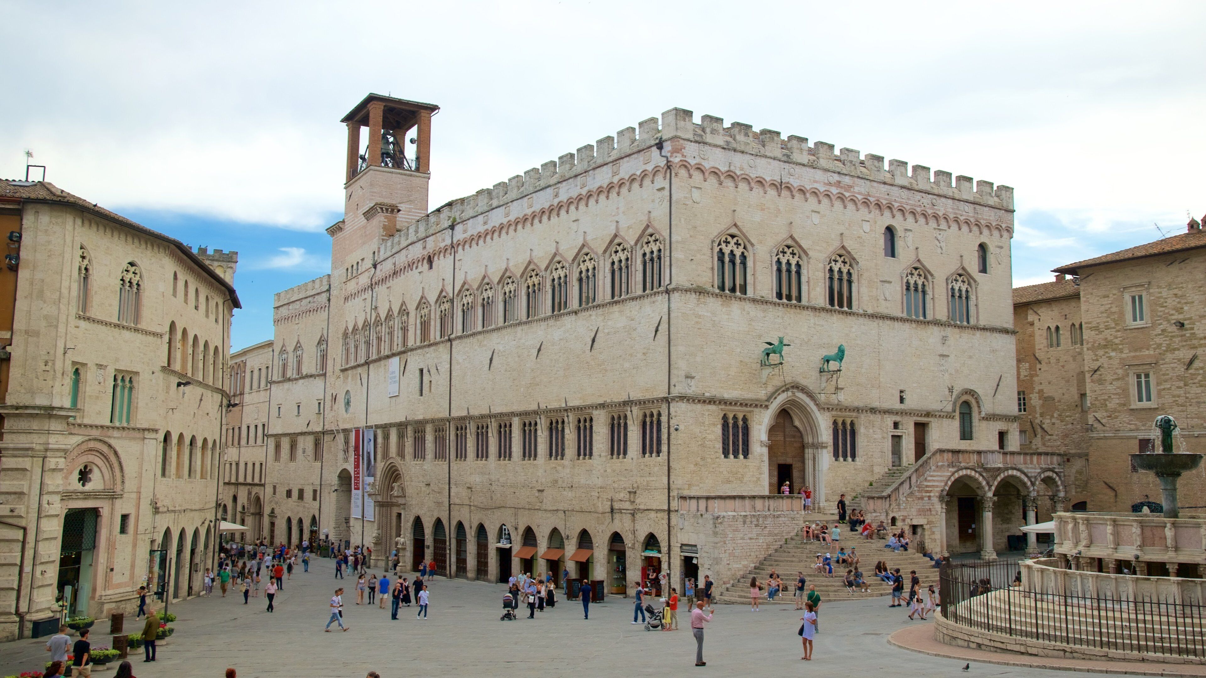 Piazza IV Novembre which includes a square or plaza, heritage architecture and a fountain