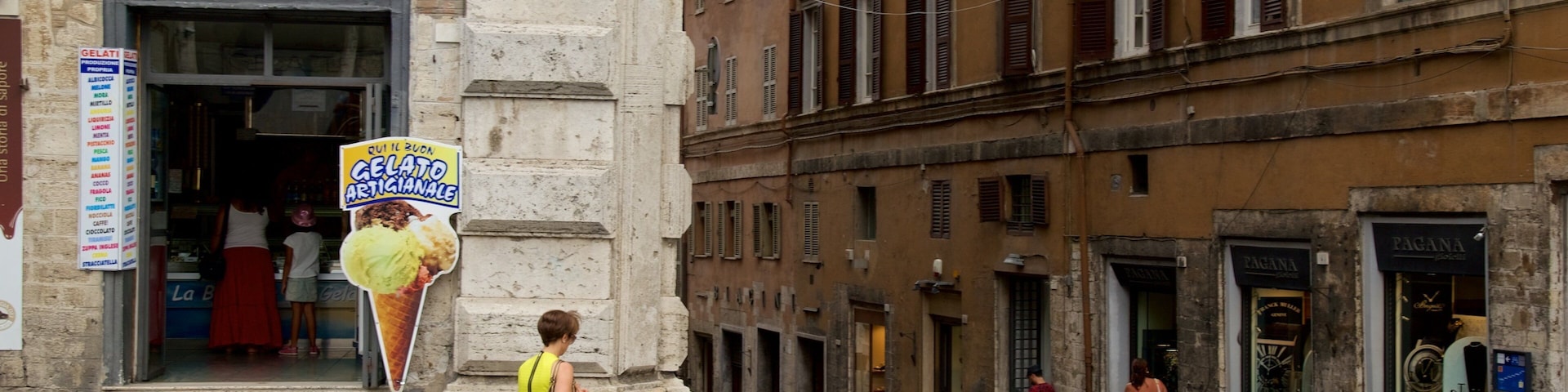 Piazza IV Novembre que inclui arquitetura de patrimônio e uma cidade assim como um pequeno grupo de pessoas