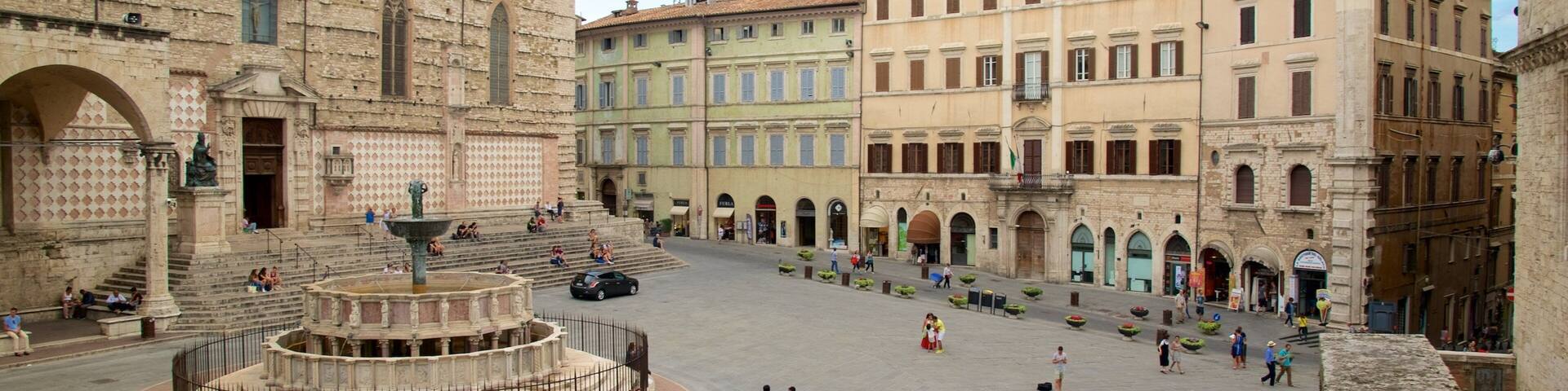 Piazza IV Novembre featuring a city, heritage architecture and a fountain