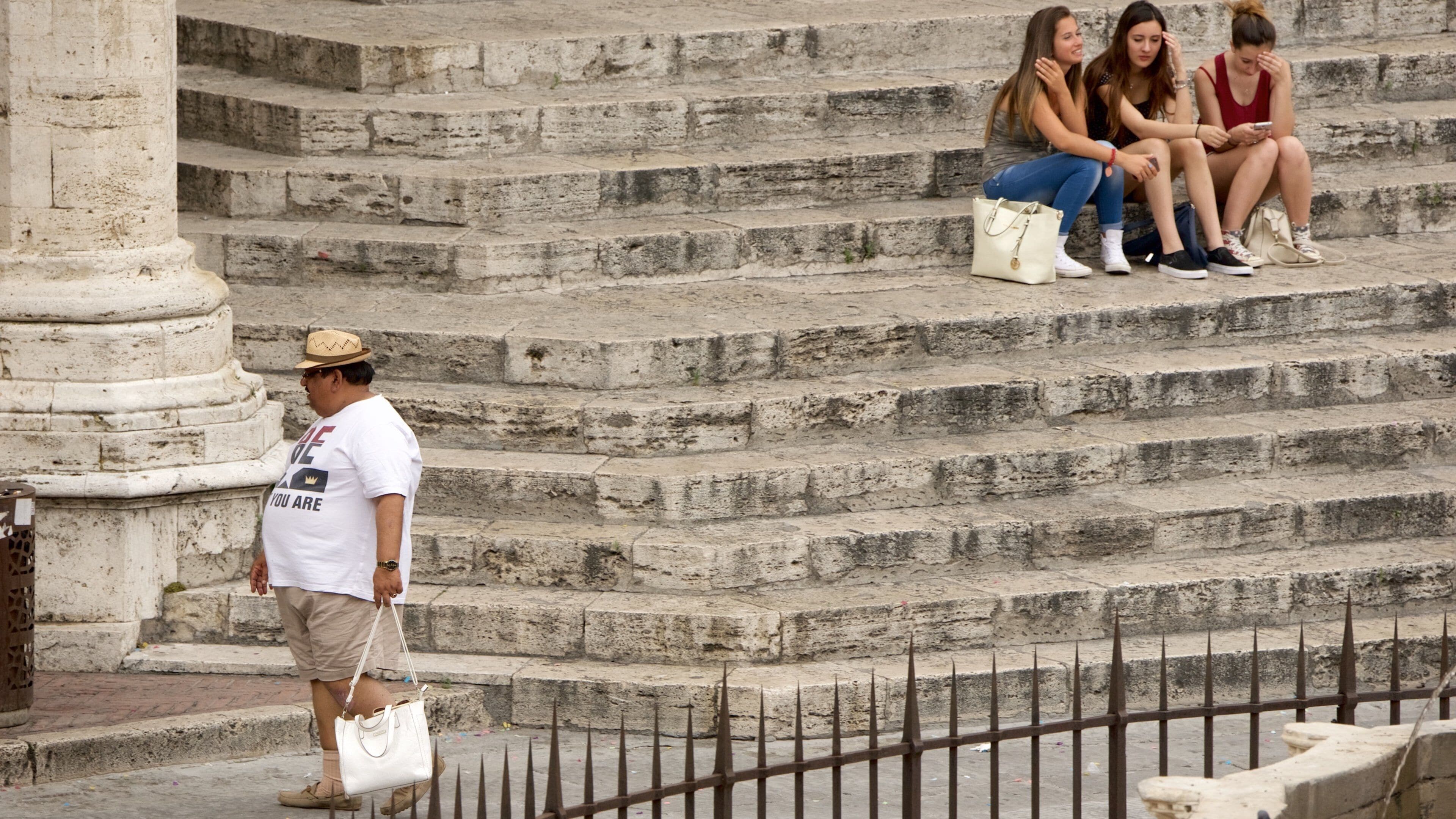 Piazza IV Novembre, Perugia, Italia mostrando una ciudad y también un pequeño grupo de personas