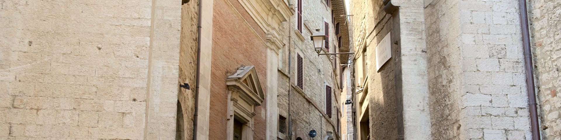 Porta Catena featuring heritage architecture and street scenes