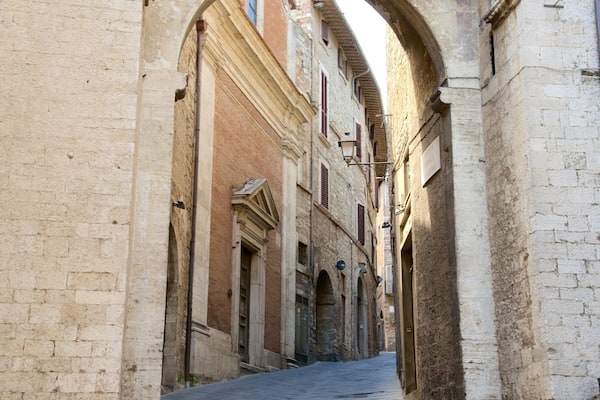 Porta Catena que incluye escenas cotidianas y arquitectura patrimonial