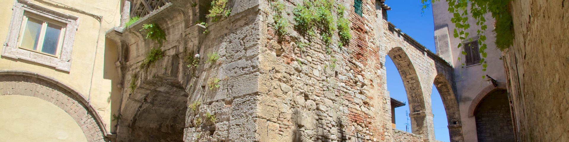 Porta Marzia, Todi, Italia mostrando arquitectura patrimonial