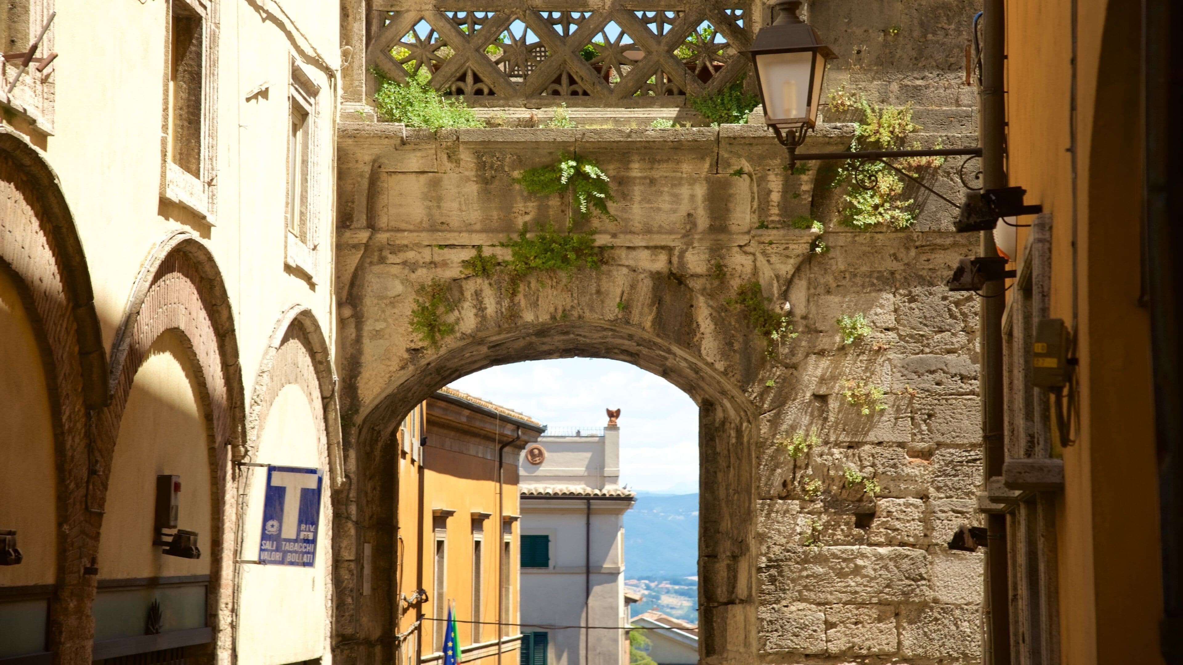 Porta Marzia presenterar historisk arkitektur och en liten stad eller by