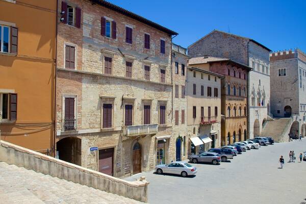Todi mostrando arquitectura patrimonial, una ciudad y escenas cotidianas