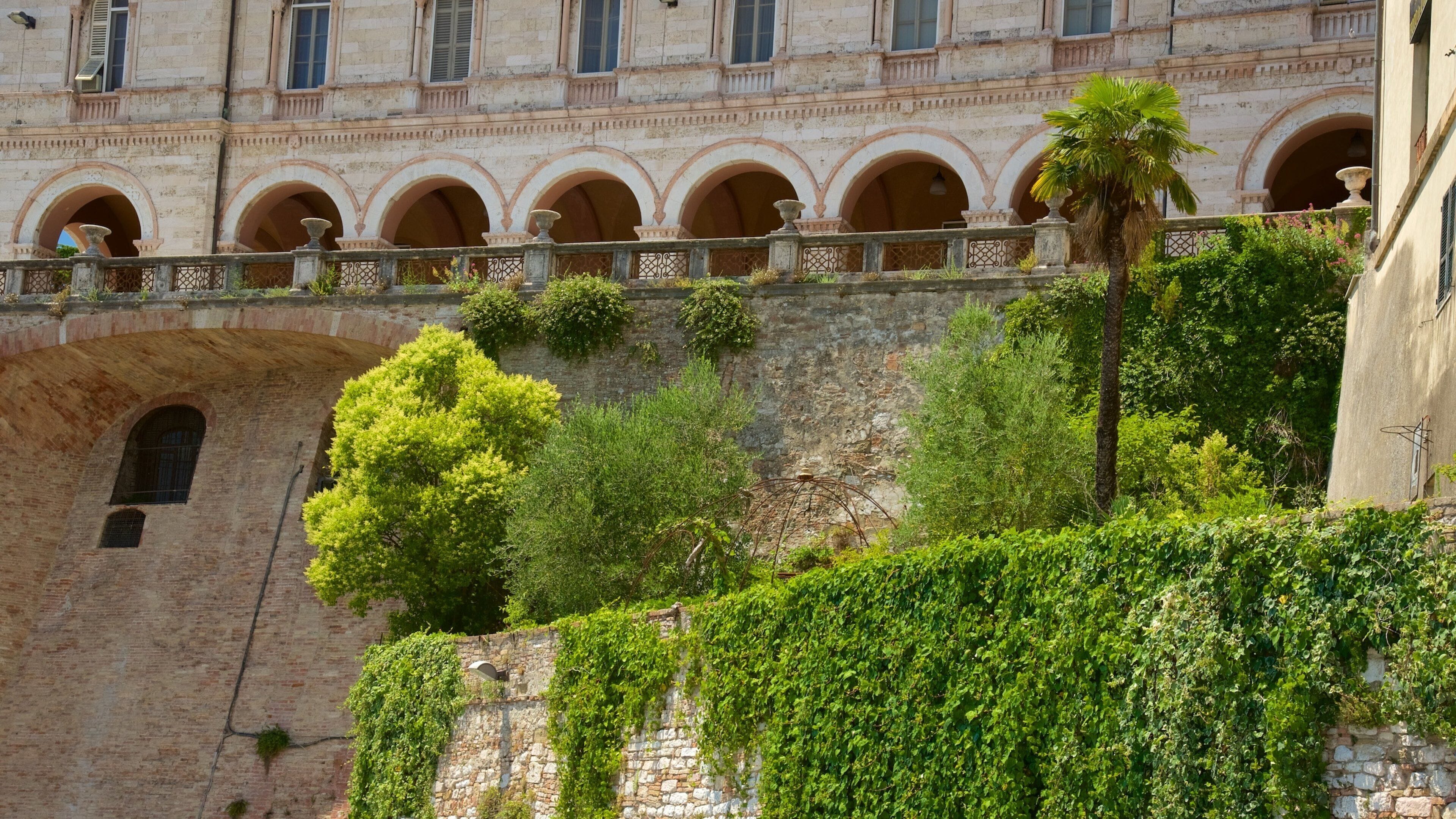 Rocca Paolina qui includes patrimoine architectural
