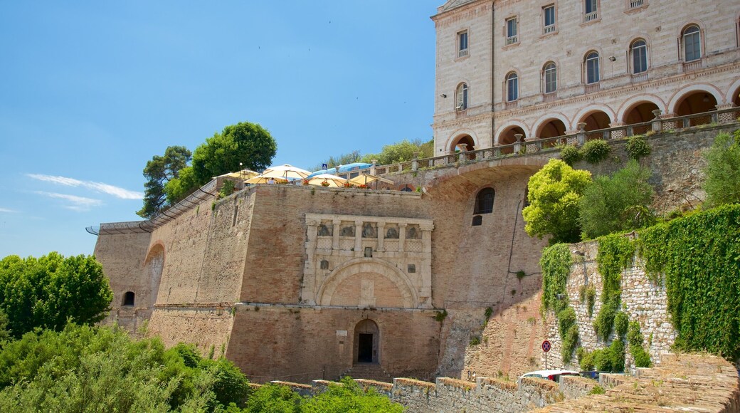 Rocca Paolina montrant patrimoine architectural