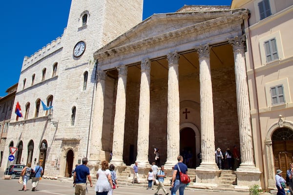 Romersk tempel for Minerva og byder på en kirke eller en katedral, historiske bygningsværker og gadeliv