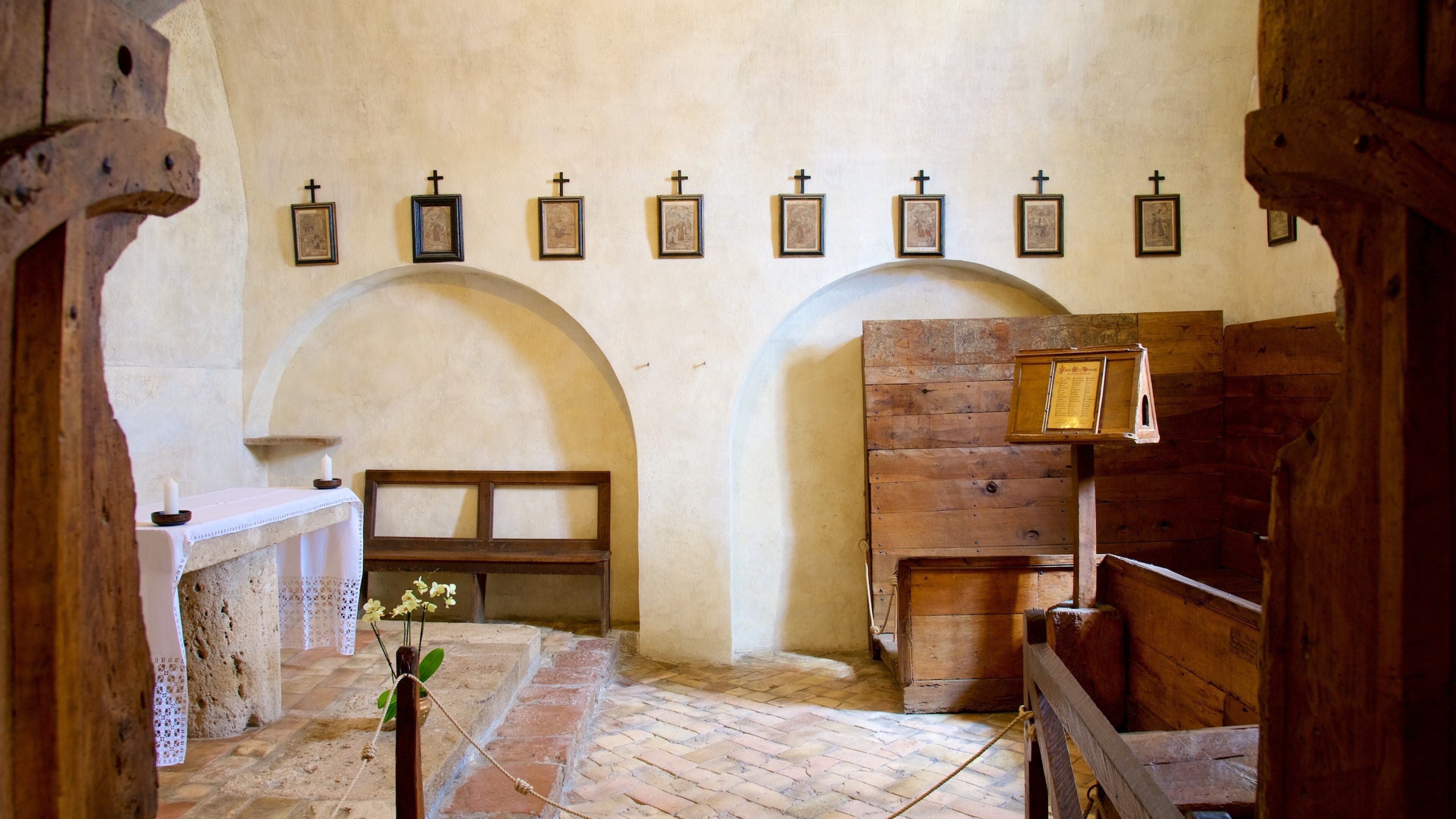 San Damiano som viser en kirke eller en katedral, interiør og religiøse aspekter