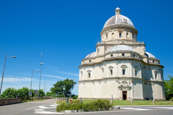 Santa Maria della Consolazione caracterizando uma igreja ou catedral e arquitetura de patrimônio