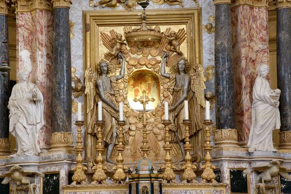 Santa Maria della Consolazione que incluye vistas de interior, una iglesia o catedral y aspectos religiosos