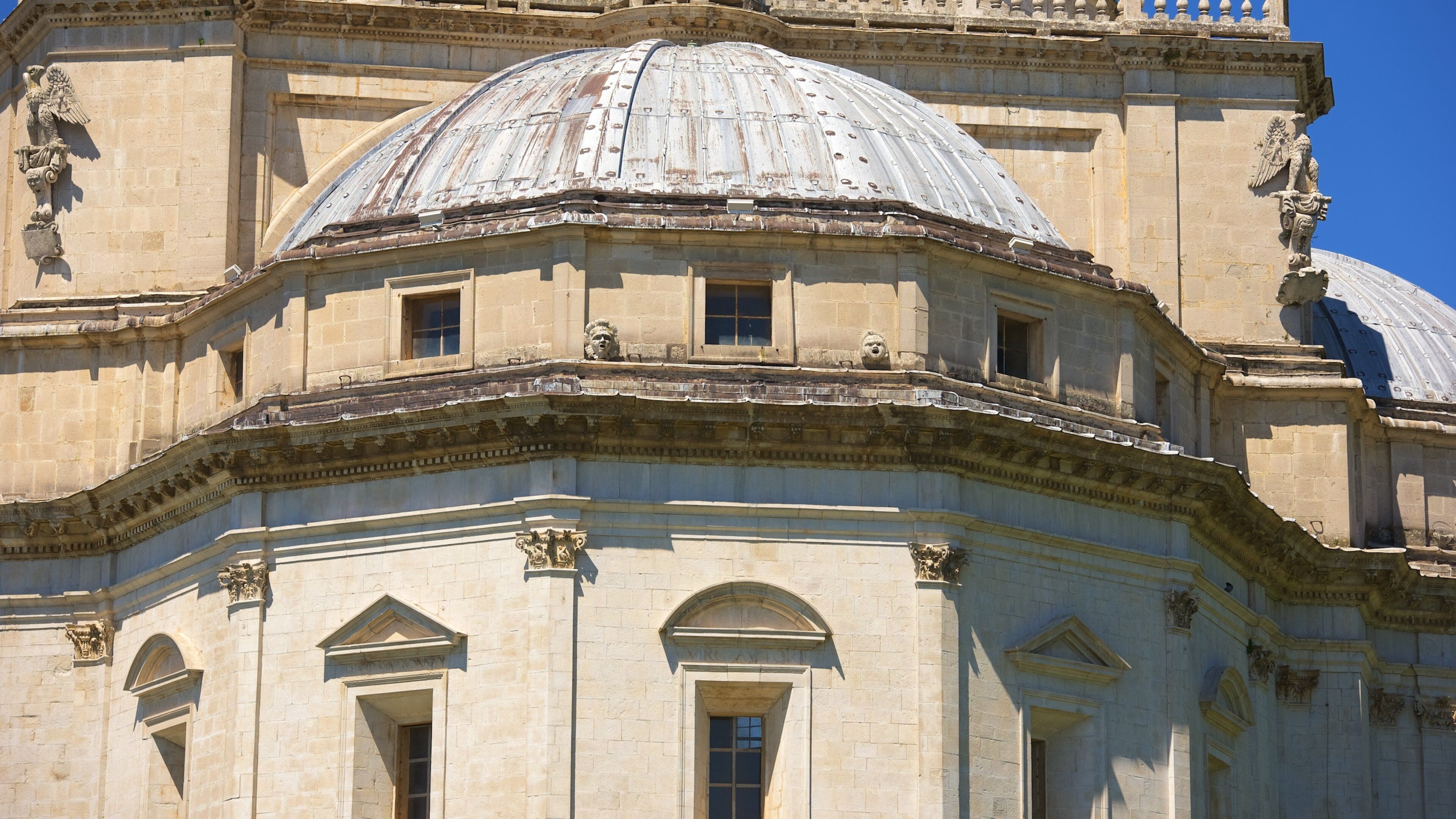 Santa Maria della Consolazione som inkluderer religiøse elementer og kirke eller katedral