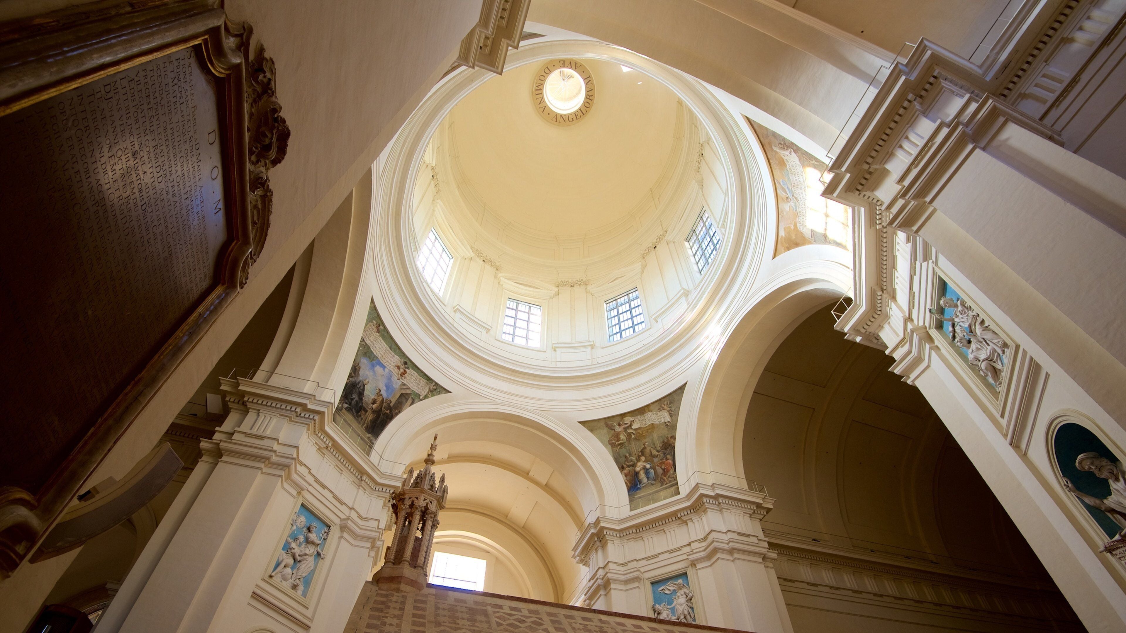Santa Maria degli Angeli ofreciendo vista interna, una iglesia o catedral y arquitectura patrimonial