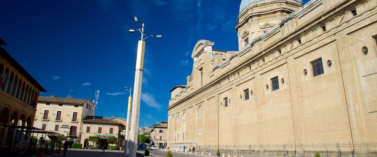 Santa Maria degli Angeli presenterar en stad, historisk arkitektur och en kyrka eller katedral