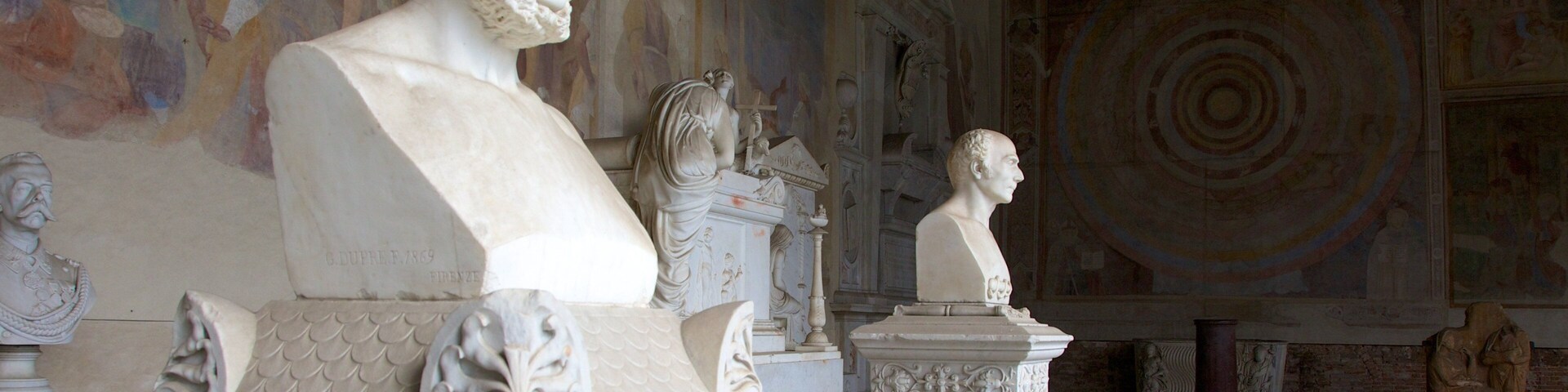 Camposanto que inclui arte, vistas internas e elementos de patrimônio