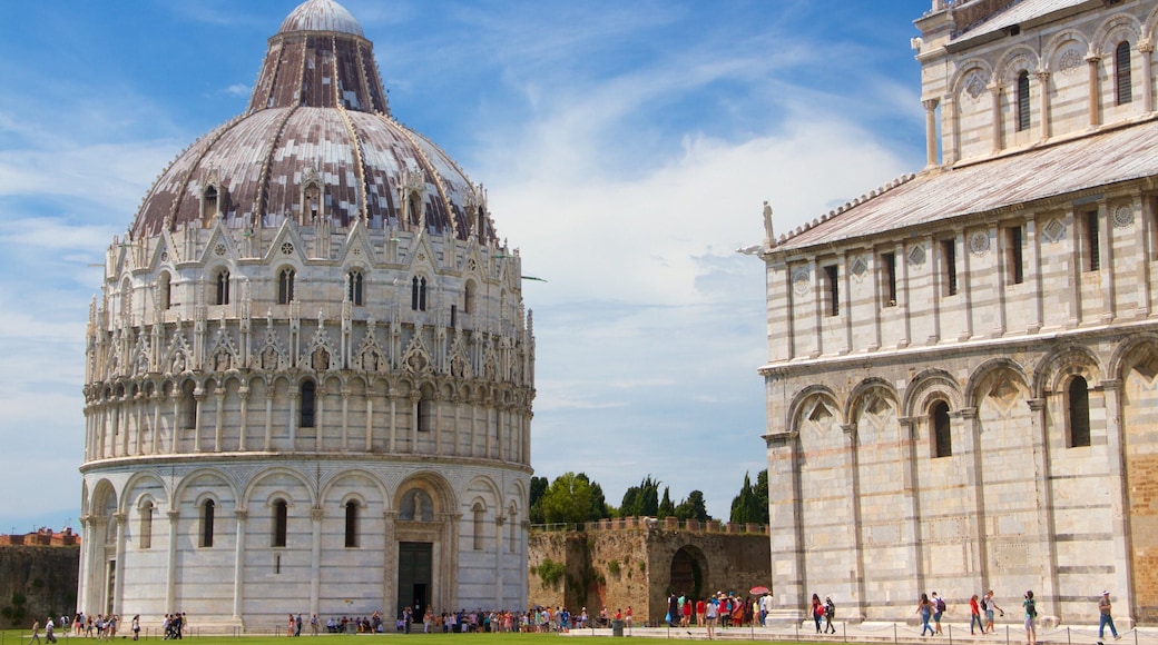 Pisa-katedralen som inkluderar ett monument, historisk arkitektur och historiska element