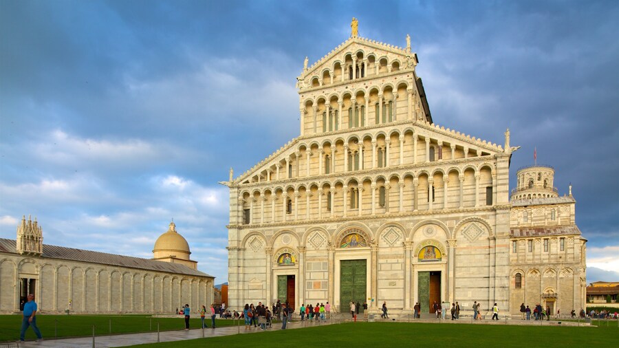 沃爾泰拉主教堂 呈现出 歷史建築 和 教堂或大教堂