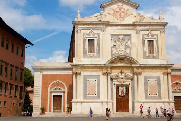 Knight\'s Square showing heritage architecture and a square or plaza