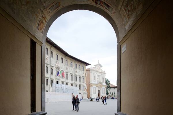 Palazzo della Carovana das einen historische Architektur, Straßenszenen und Stadt
