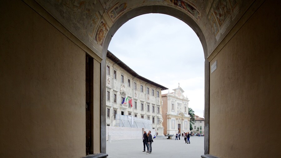 Palazzo della Carovana qui includes patrimoine architectural, ville et scènes de rue