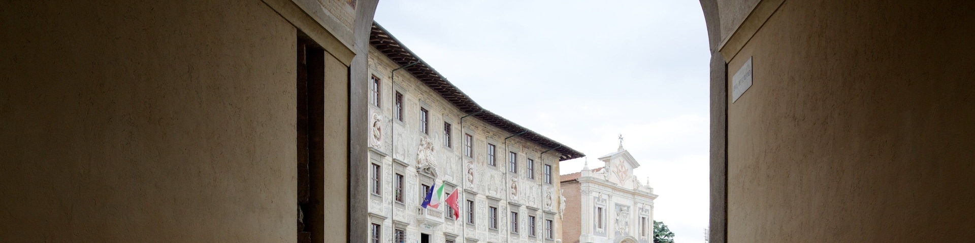 Palazzo della Carovana que inclui cenas de rua, arquitetura de patrimônio e uma cidade