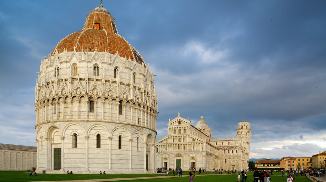 Baptisterio de Pisa ofreciendo elementos religiosos, un castillo y una ciudad