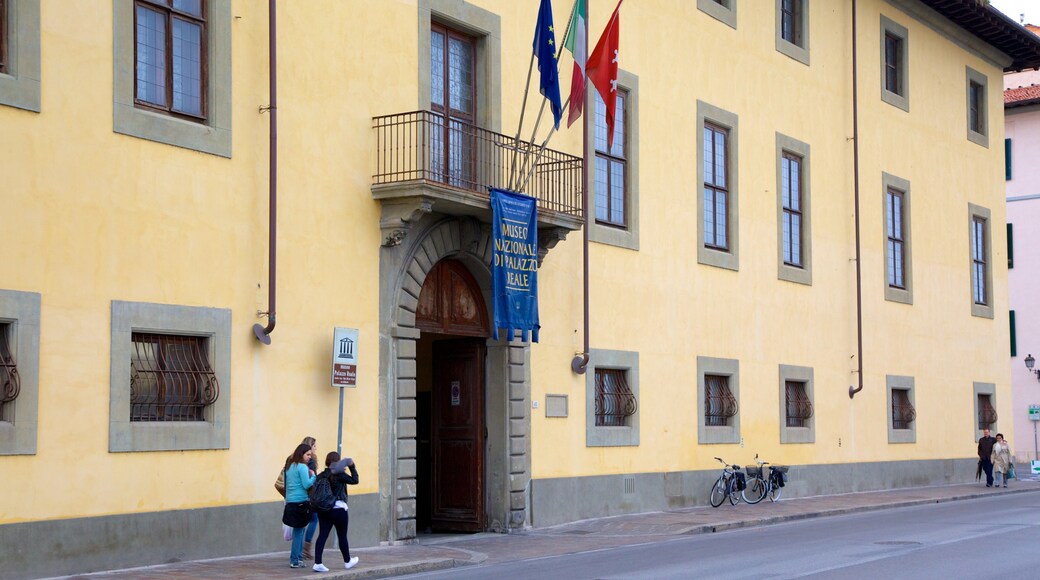 Det kongelige palads i Pisa som viser en by, historiske bygningsværker og udendørs kunst