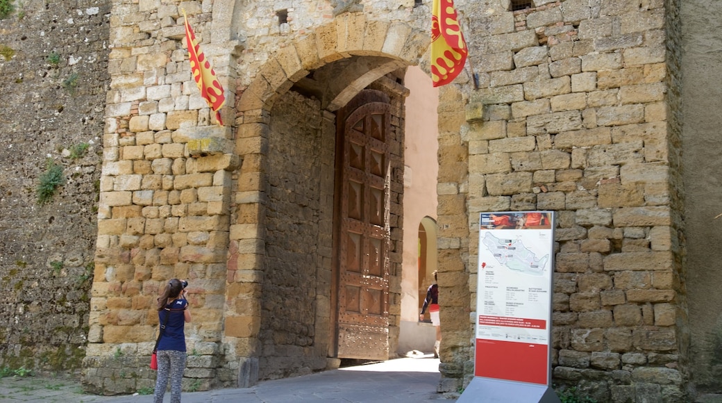 포르타 알라르코 을 보여주는 신호 과 문화유산 건축 뿐만 아니라 여자