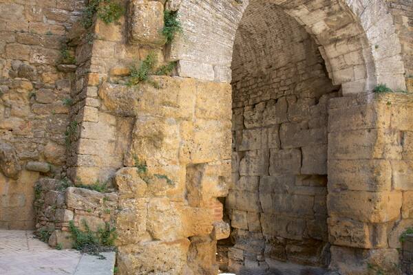 Porta all\'Arco som viser historiske bygningsværker