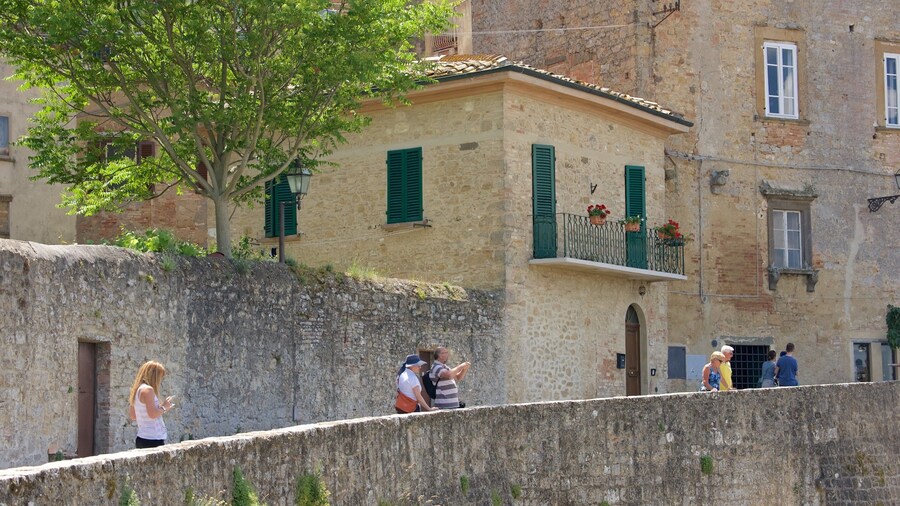 Teatro Romano que incluye una pequeña ciudad o pueblo y patrimonio de arquitectura y también un pequeño grupo de personas
