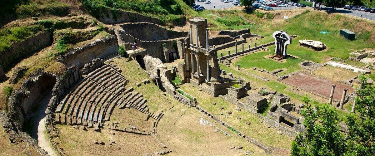 Romeins theater bevat theaters, een ruïne en historisch erfgoed