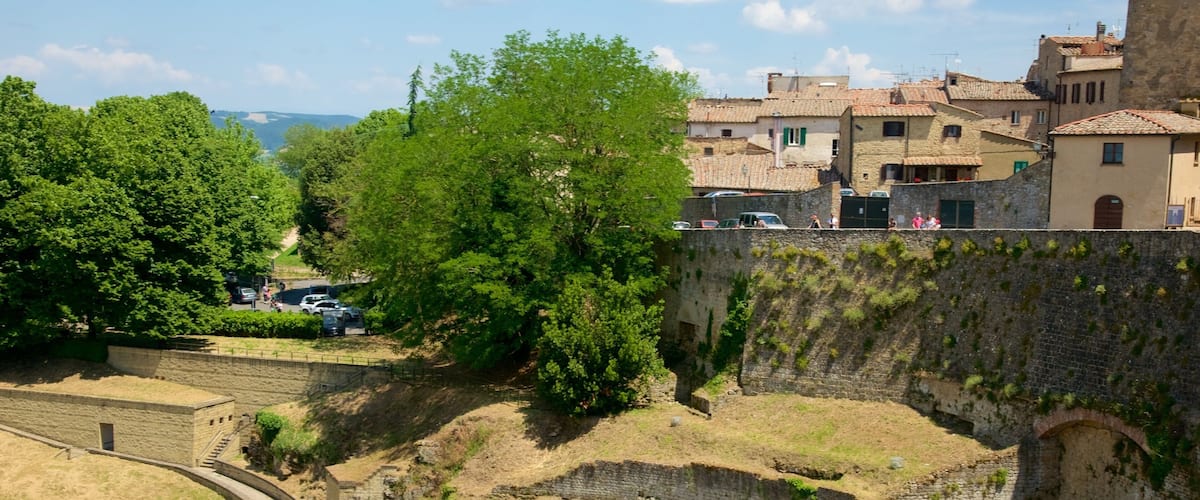 Roomalainen teatteri featuring vanha arkkitehtuuri ja pieni kaupunki tai kylä