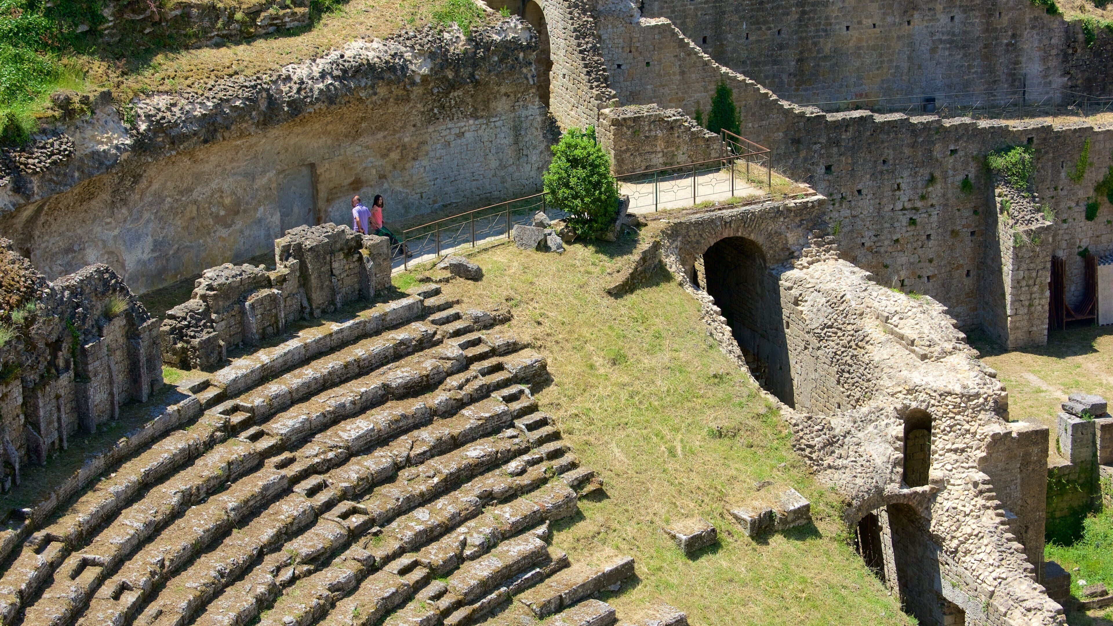 Roman Theatre showing heritage elements, a ruin and theater scenes