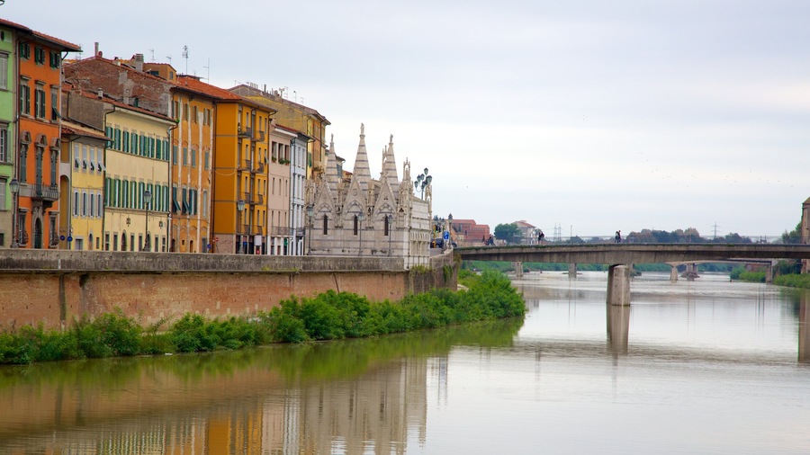 Santa Maria della Spina showing a city, skyline and a river or creek