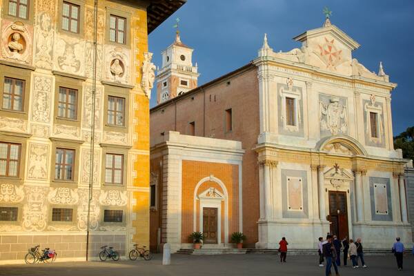 Santo Stefano dei Cavalieri qui includes église ou cathédrale, patrimoine architectural et square ou place