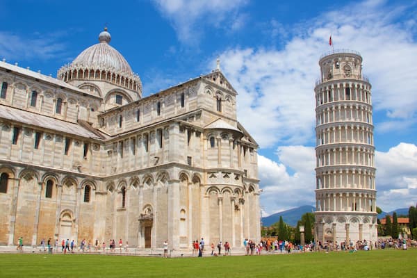 Pise mettant en vedette monument, église ou cathédrale et patrimoine architectural