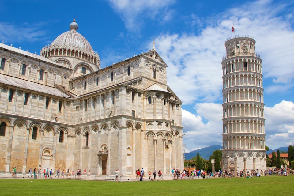 La Torre Inclinada de Pisa y la Catedral de Pisa.