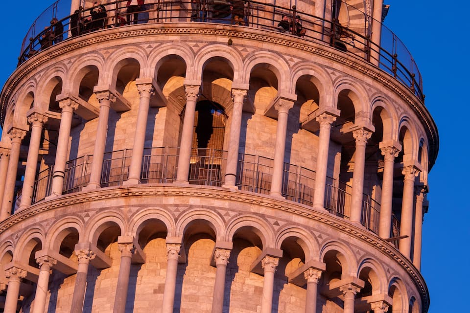 La Torre Inclinada de Pisa, con su característica inclinación y múltiples arcos.