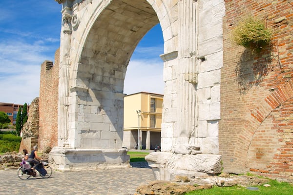 Arco di Augusto welches beinhaltet Geschichtliches und Gebäuderuinen