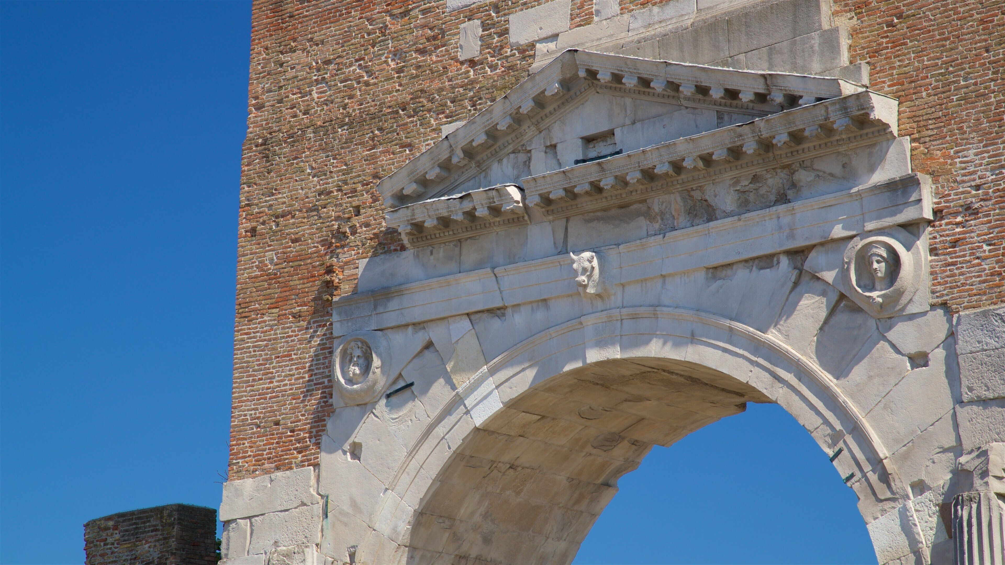アウグストゥス凱旋門 どの含み 遺跡・遺産
