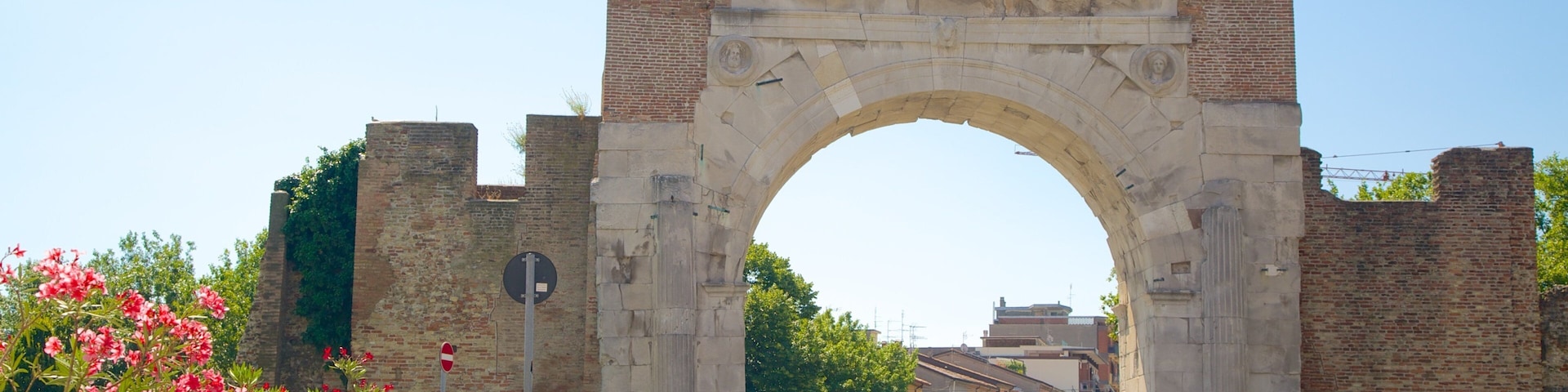 Arco de Augusto caracterizando elementos de patrimônio, cenas de rua e um monumento