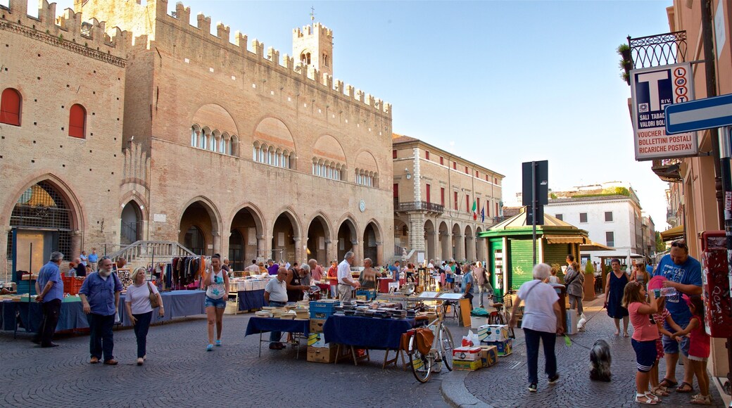 Piazza Cavour cho thấy kiến trúc di sản, cảnh đường phố và chợ