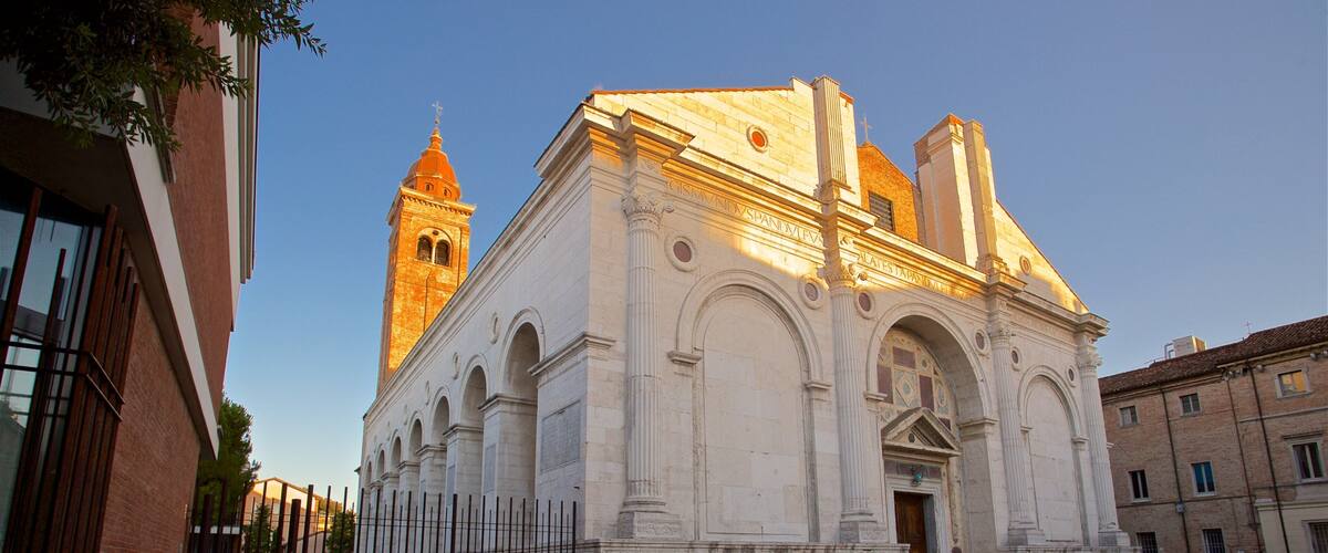 Basilica Cattedrale mostrando architettura d\'epoca, tramonto e chiesa o cattedrale